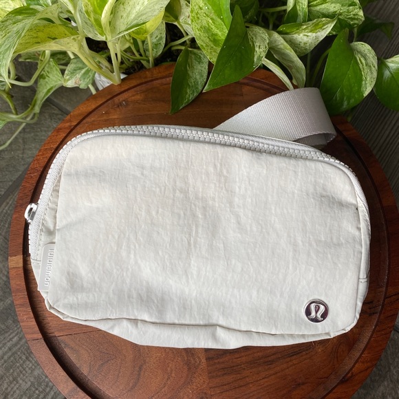Lululemon 🤍 WHITE OPAL Everywhere Belt Bag - Picture 6 of 15